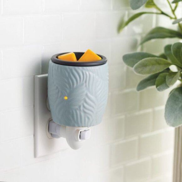 Pluggable Fragrance Warmer in Ocean Palm with Flip Dish for Wax Melts NIB NWT - Picture 2 of 4